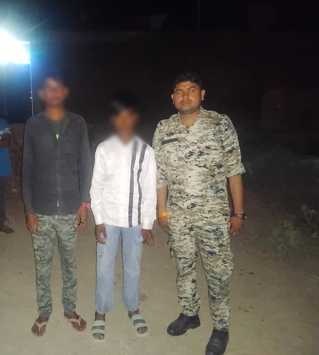 मुरैना के थाना माता बसैया क्षेत्र में घर का रास्ता भटका 15 वर्षीय किशोर,  डायल-112 जवानों ने तलाश कर परिजन से मिलाया।